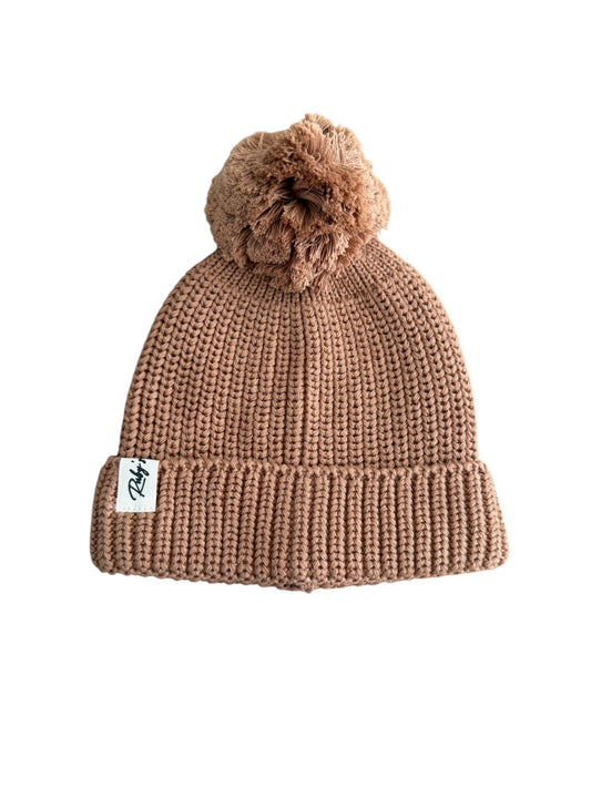 Gebreide babymuts met pompon – B2B - Bruin - Incl Btw