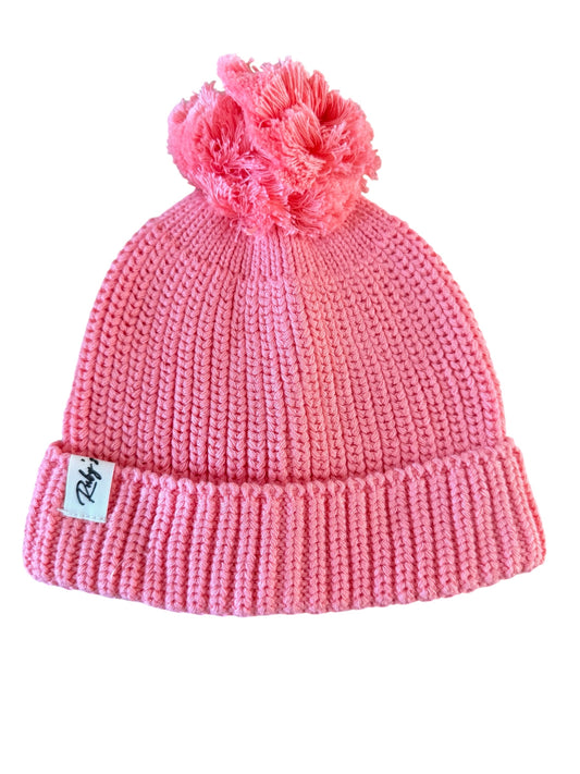 Gebreide babymuts met pompon – Koraal