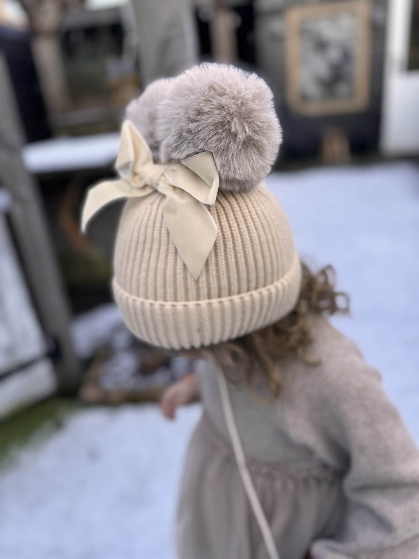 WINTERMUTSJE CLAIRE GEBREID BEIGE POMPOMS