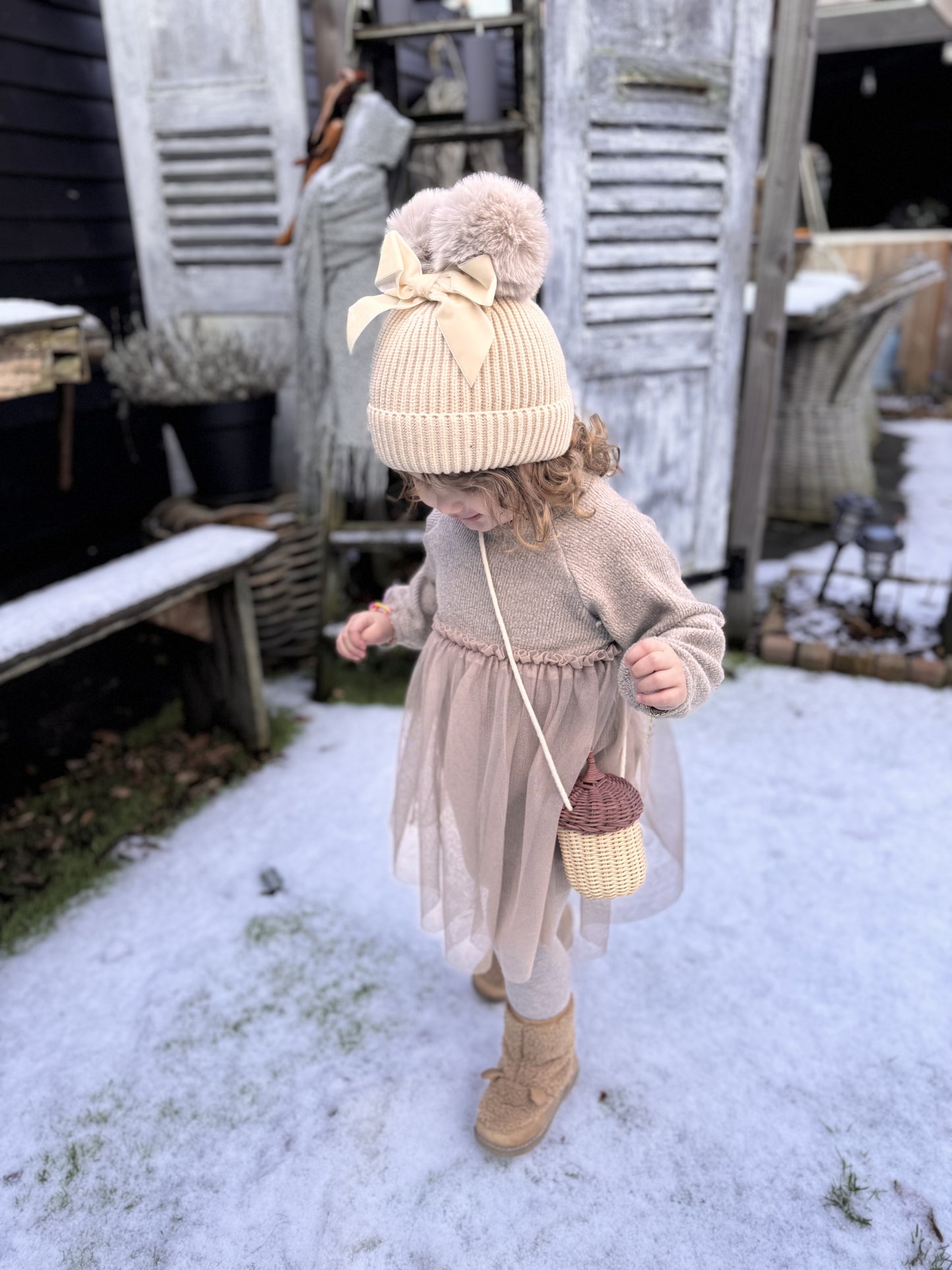 WINTERMUTSJE CLAIRE GEBREID BEIGE POMPOMS