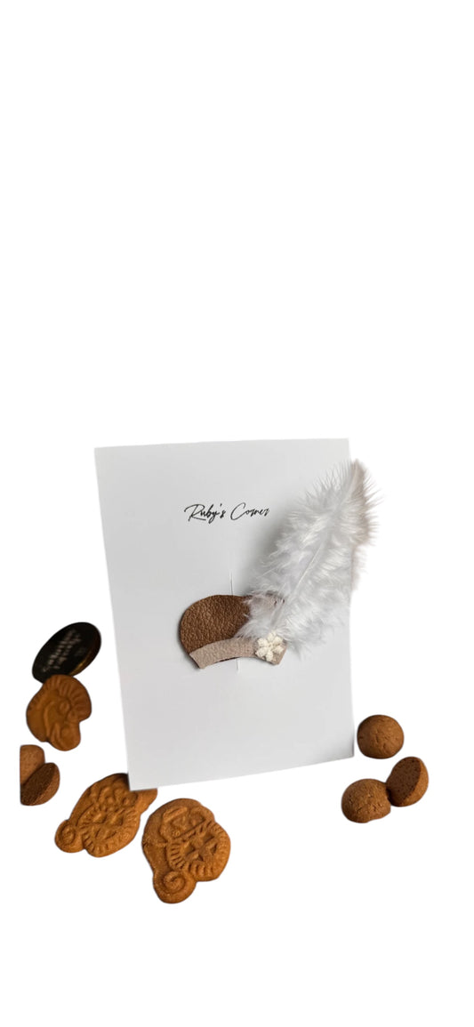 Pietenmuts speldje witte bloem - Bruin - Klik klak Speldje witte veer