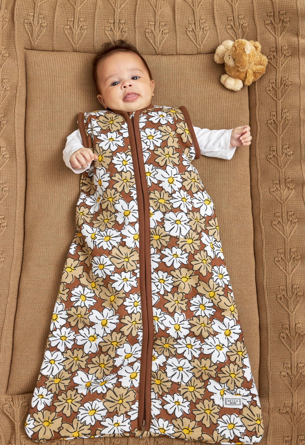 BABY SLAAPZAK MET AFRITSBARE MOUWEN VINTAGE FLOWER - CHOCOLATE