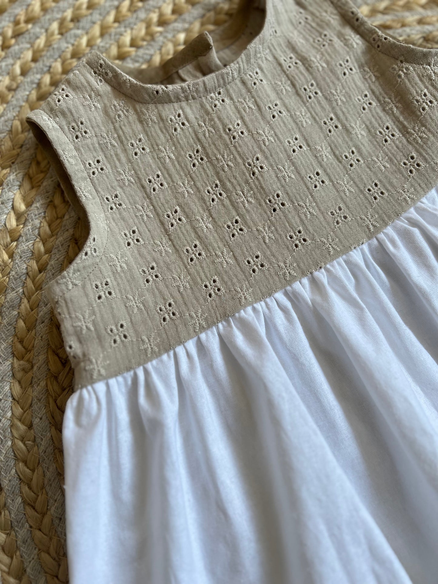 Jurkje broderie beige