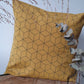 Kussenhoes okergeel met blauw hexagon patroon 50x50